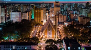 Catedral Metropolitana de Londrina vista aérea noturna