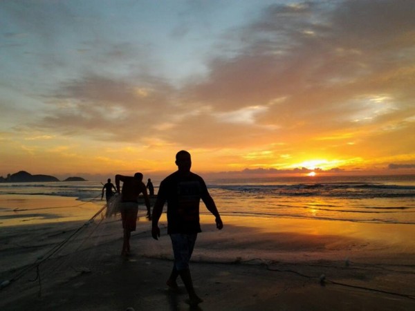 Pescadores na praia em Guaratuba/ PR
