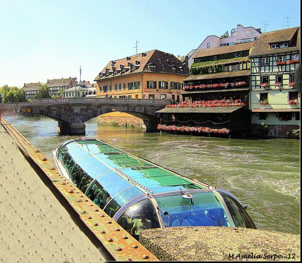 Barco de passeio nos canais do Reno em Estrasburgo- França