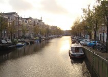 Passeio de barco no canal em Amsterdam, na Holanda