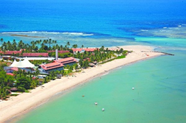 Vista aérea da praia e do Serrambi Resort: com 30 mil metros quadrados, 400 coqueiros e 70% de área verde, o hotel com 149 apartamentos fica dentro de um gigantesco condomínio