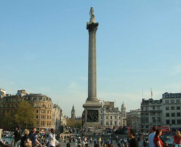 A Coluna de Nelson (Trafalgar Square) vista do norte.