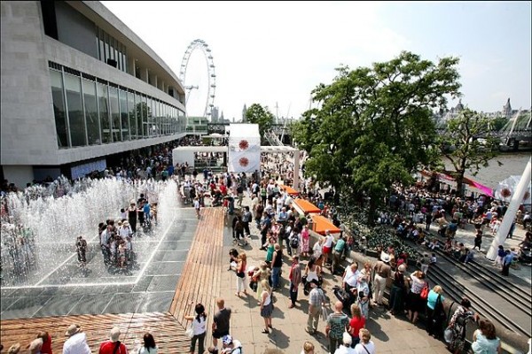 Eventos ao ar livre no Overture, um festival de três dias livre para marcar a reabertura do Royal Festival Hall , com a participação de mais de um quarto de milhão de pessoas.