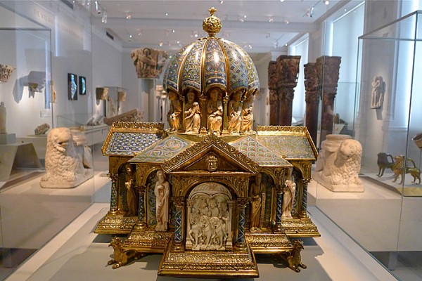 A tenda românica em bronze dourado e cobre, provavelmente contendo pão consagrado para a Missa Alemanha de 1180.