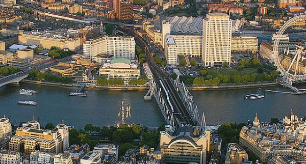 Propriedade Southbank Centre, vista a partir de Ponte Waterloo (Waterloo Bridge) .