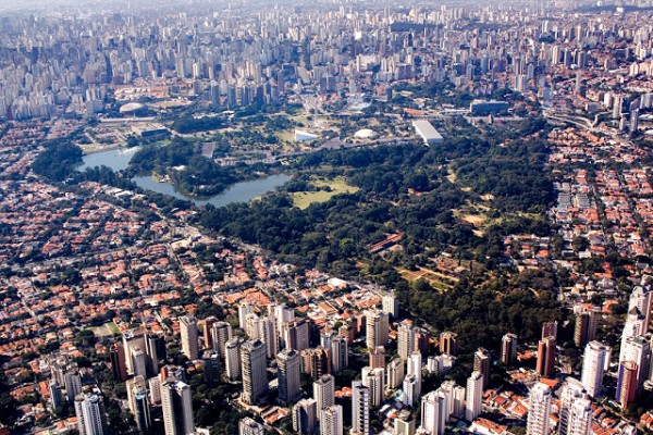 Vista aérea do Parque do Ibirapuera em São Paulo, em um domingo de Sol