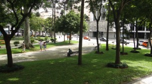 Praça Santos Andrade- ao fundo Teatro Guaíra- By Jroviegas
