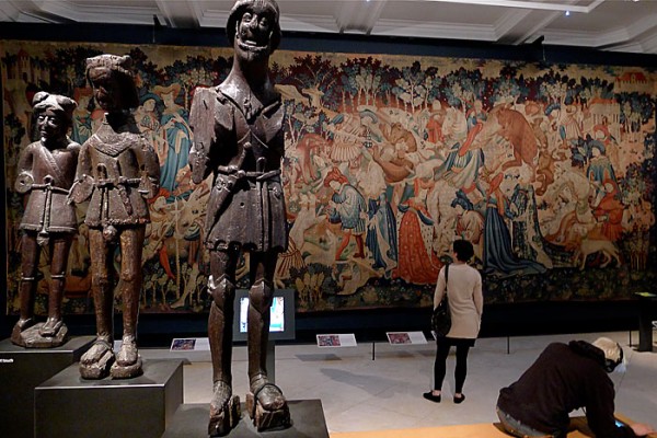 Uma tapeçaria medieval e estátuas